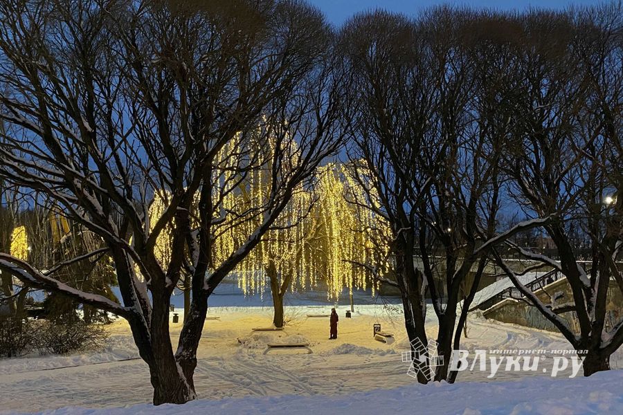 Великие Луки продолжают украшать к Новому году (ФОТО)