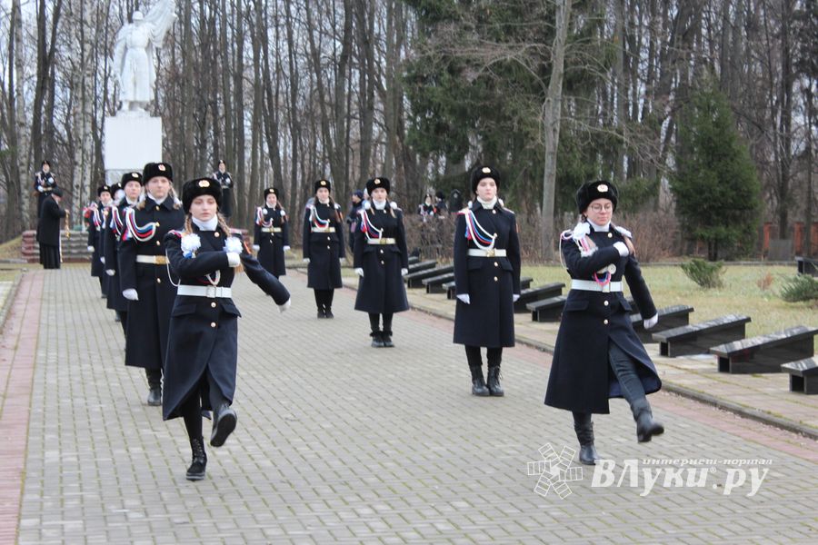 Родственники погибших солдат приняли участие в возложении цветов в Великих Луках