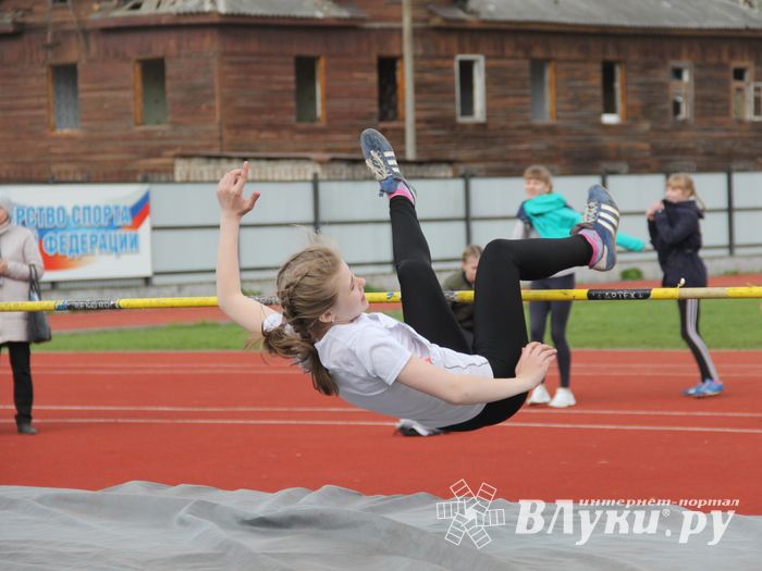 В Великих Луках проходят соревнования «Шиповка юных» (ФОТО)
