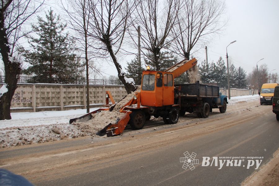 Улицы Великих Лук очищают от снега (ФОТО)