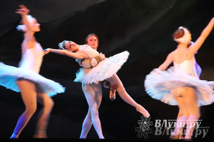 Московский театр «Корона Русского Балета» представил великолучанам балет «Лебединое озеро»