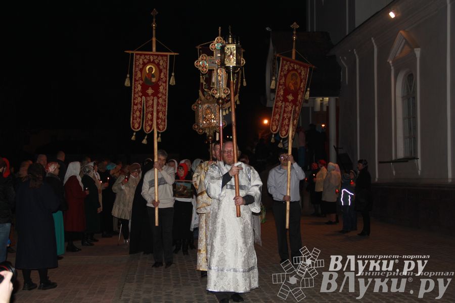 Крестным ходом встредили великолучане светлый праздник Пасхи