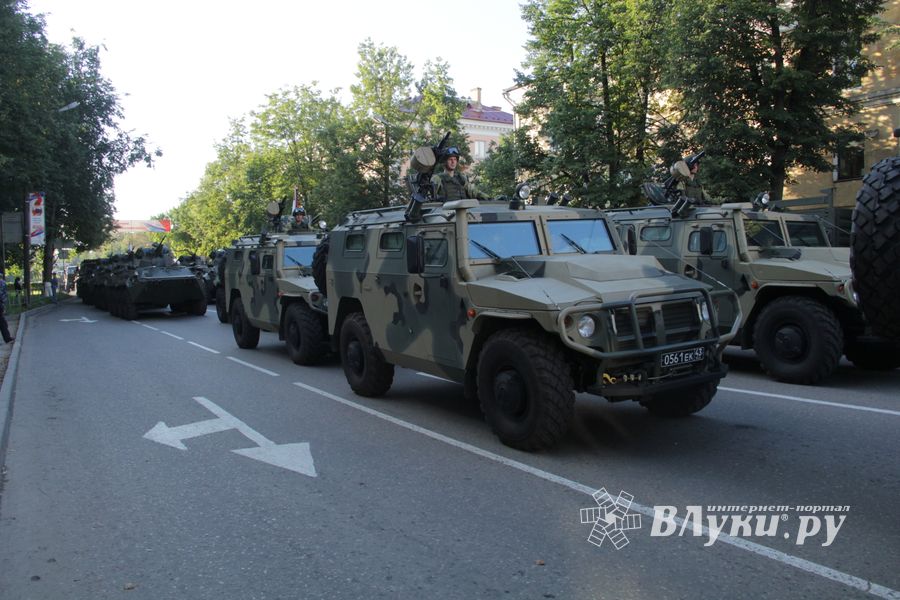 Военный парад в Великих Луках (ФОТО)