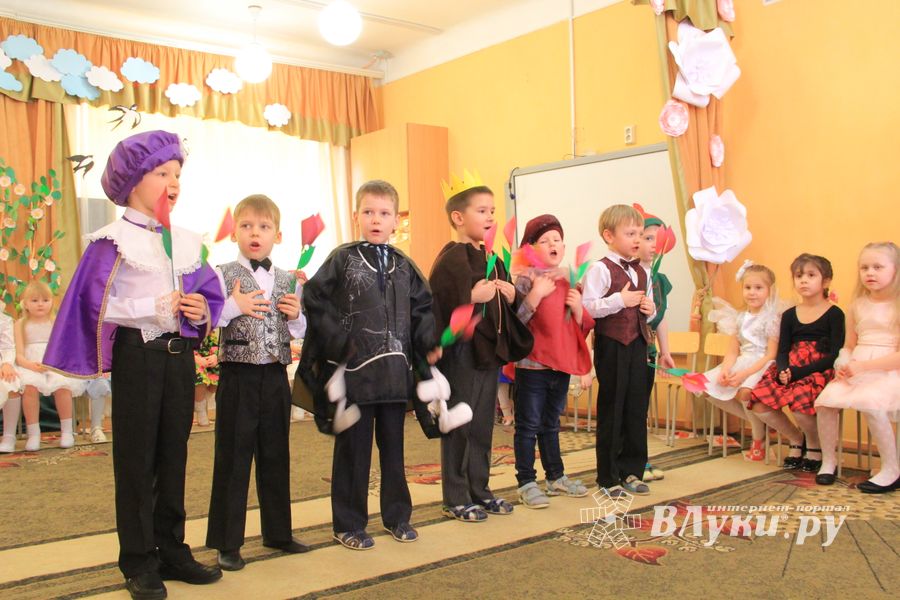 Юные великолучане поздравили мам и бабушек с помощью Золушки (ФОТО)