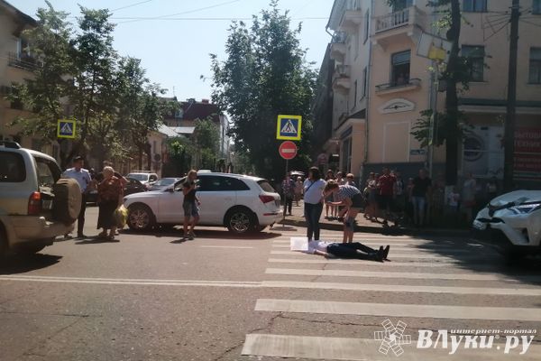 На центральном проспекте Великих Лук пострадали два человека (ФОТО)