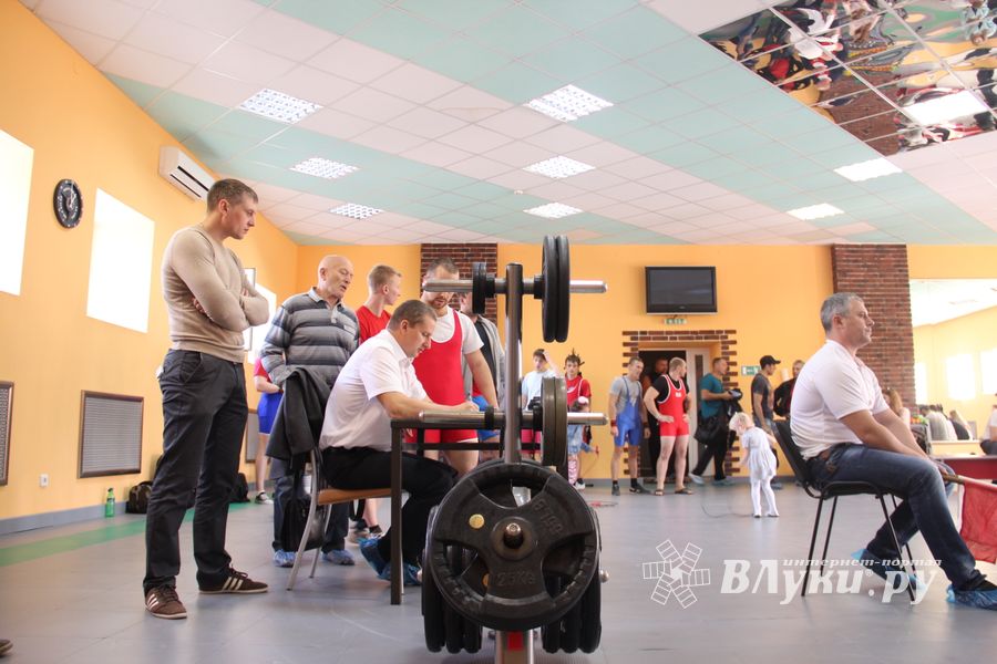 В Великих Луках прошел открытый городской турнир по пауэрлифтингу (фото)