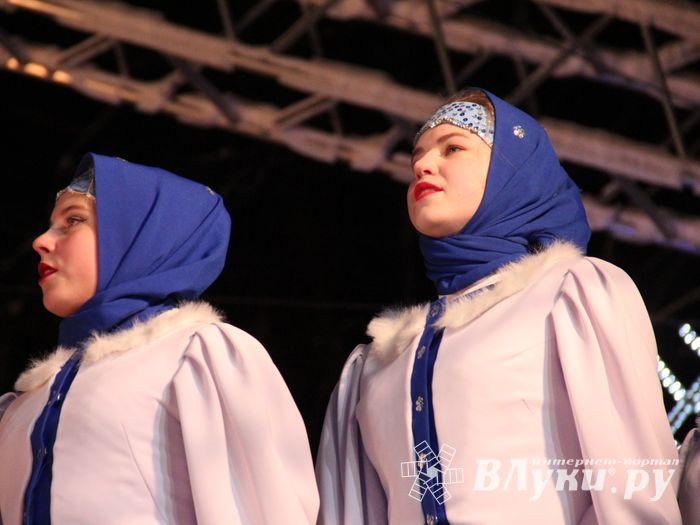 В Великих Луках зажгли Ёлку (ФОТО)