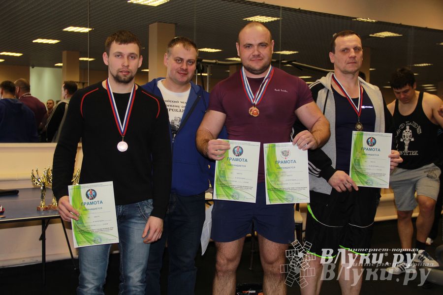 В Великих Луках состоялись Первенство города по жиму штанги и Первый Кубок города по армлифтингу (фото)