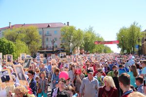 По центральному проспекту Великих Лук прошёл  «Бессмертный полк» (0+) (ФОТО)