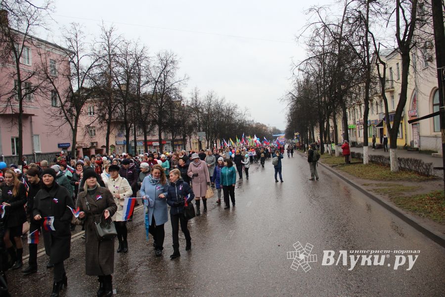 В Великих Луках прошло праздничное шествие (ФОТО)