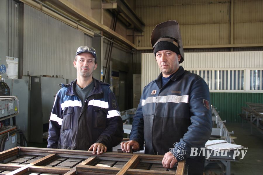 Д.В. Исаков, слесарь механо-сборочных работ, и Ю.А. Основский, электрогазосварщик цеха нестандартного оборудования