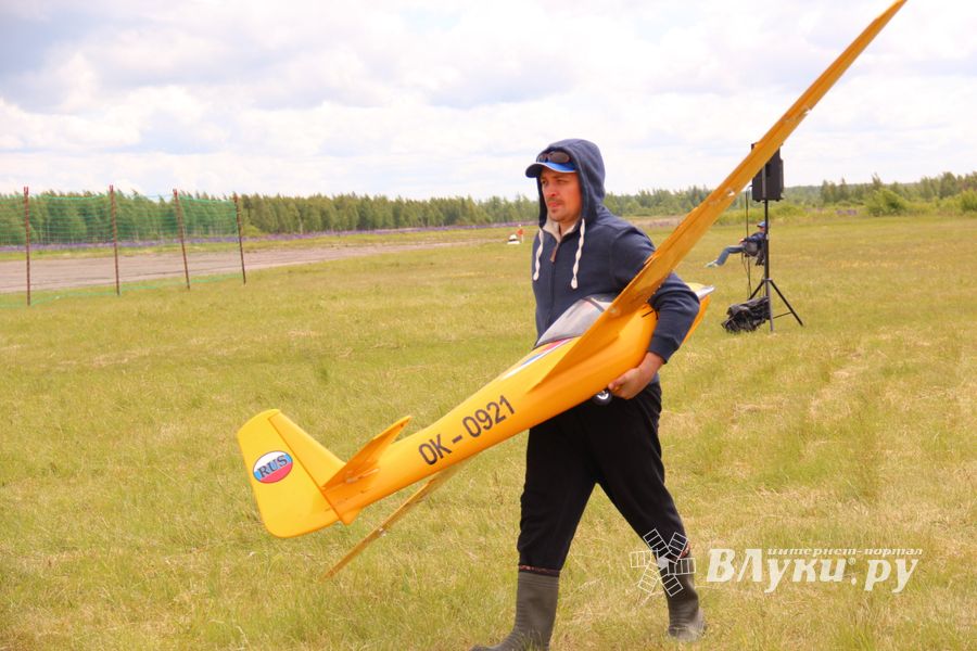 В Великих Луках проходит 7-й Фестиваль авиамодельного спорта (ФОТО)