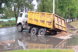 На проспекте Гагарина в Великих Луках провалился грузовик (ФОТО)