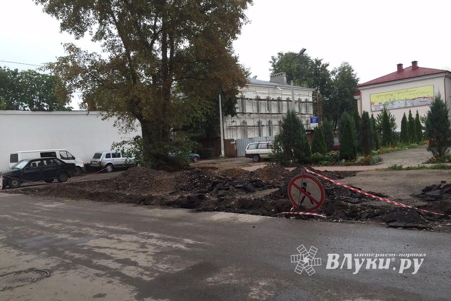 Возле Свято-Вознесенского собора в Великих Луках ведутся дорожные работы (фото)