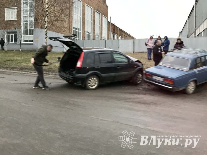 ДТП на ул. Маршала Жукова в Великих Луках (ФОТО)