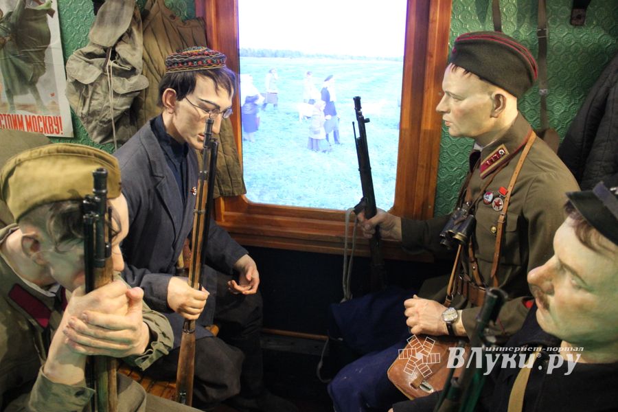 Великолучане знакомятся с «Поездом Победы» (ФОТО)