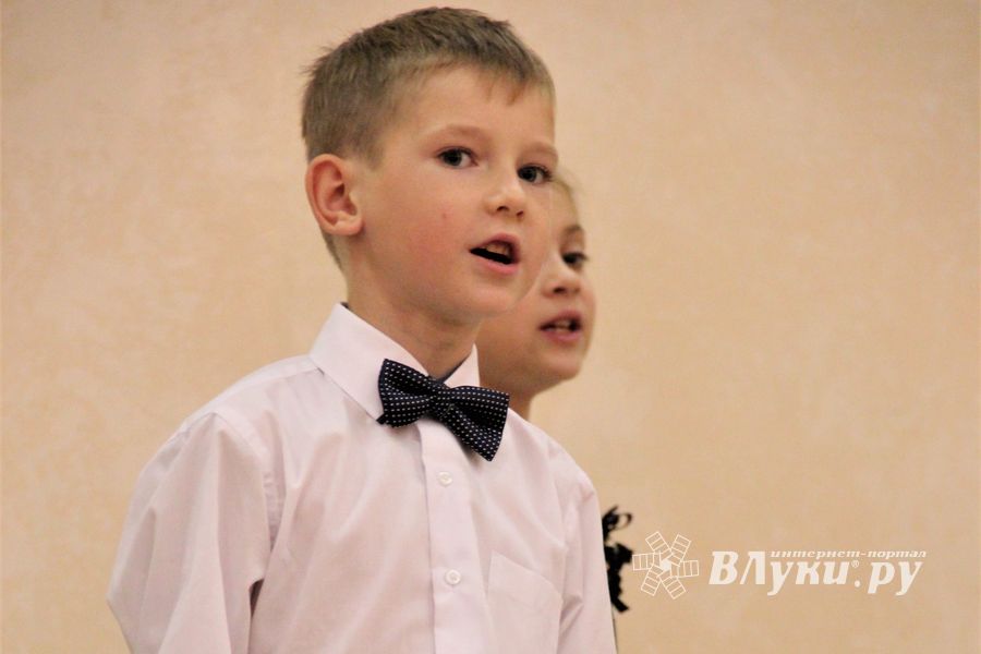 В Великих Луках ученики школы №13 поздравили своих педагогов (ФОТО)