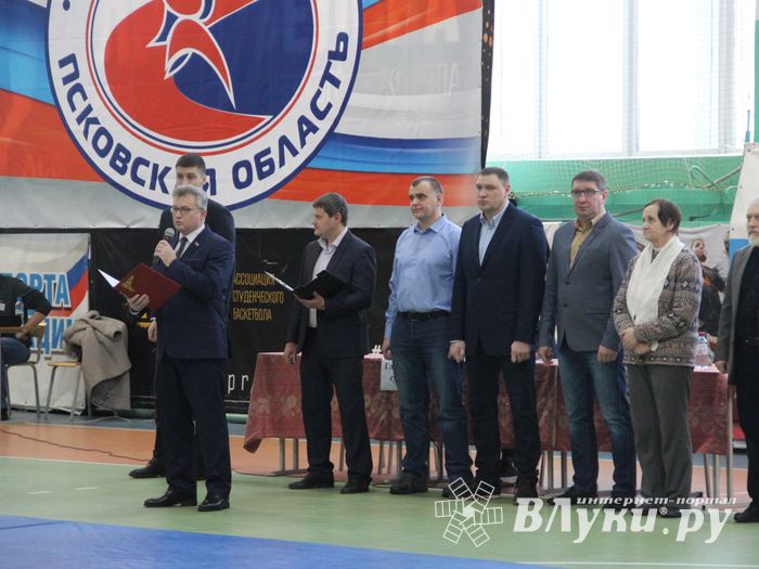 В Великих Луках - время жарких схваток