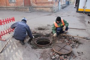 На ул. Нелидовской заменили люк на колодце (ФОТО)