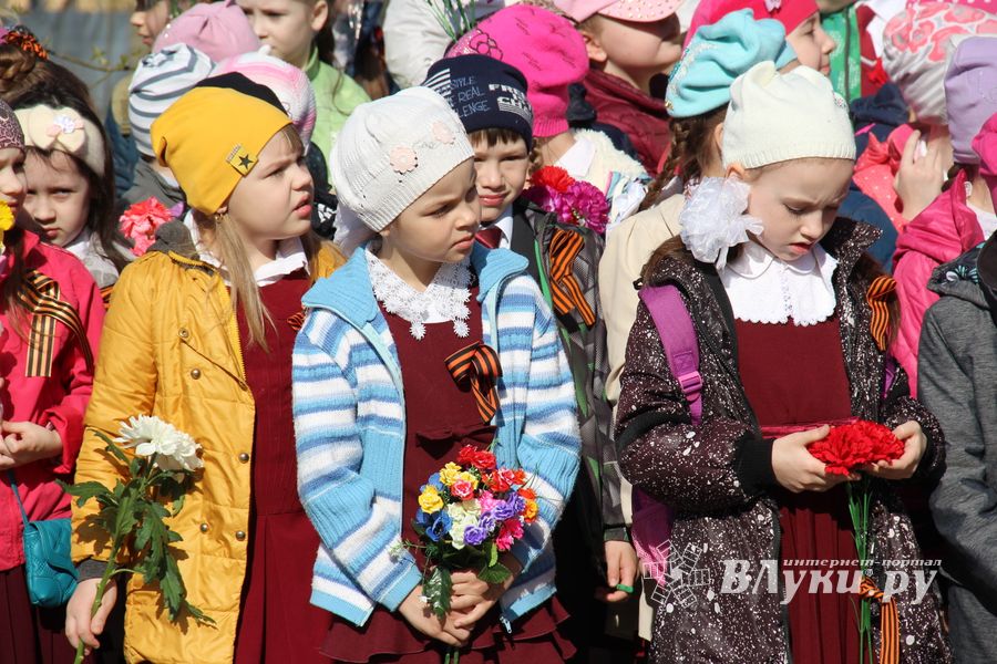 Ученики лицея №11 возложили цветы к могилам Братского кладбища (ФОТО)
