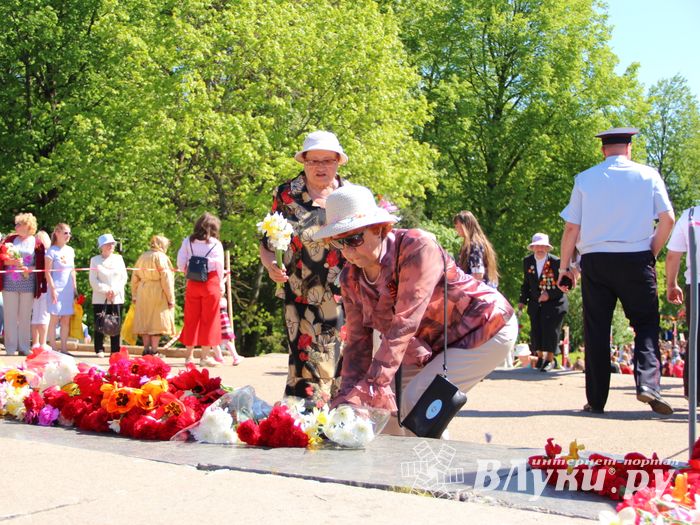По центральному проспекту Великих Лук прошёл  «Бессмертный полк» (0+) (ФОТО)