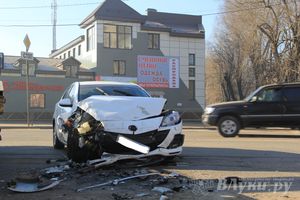 В Великих Луках столкнулись Мерседес и Мазда (фото)