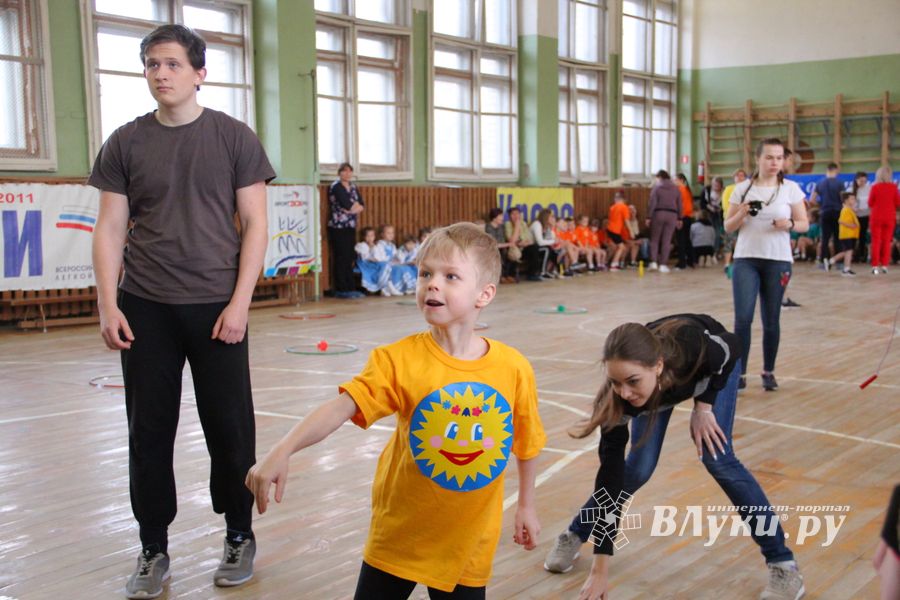 В Великих Луках проходят спортивные соревнования среди дошколят «Юные олимпионики» (ФОТО)