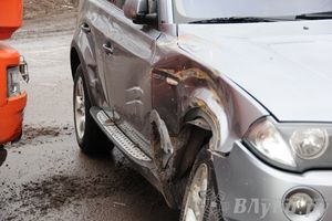 ДТП на Холмской: мусоровоз и BMW (ФОТО)