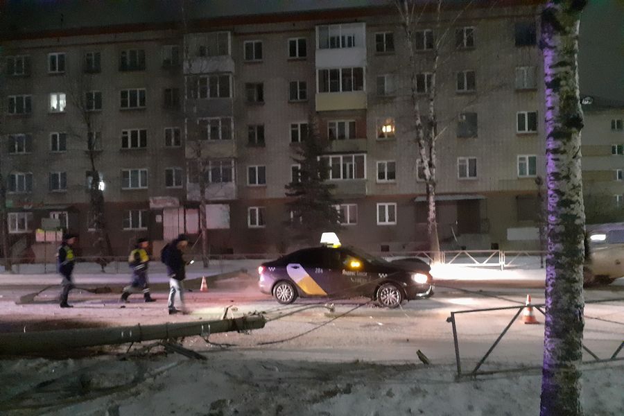 На проспекте Гагарина автомобили сбили столб (ФОТО)