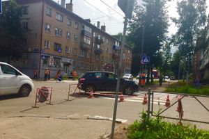 На перекрестке ул. К. Либнехта — просп. Октябрьский обновляют дорожную разметку (ФОТО)