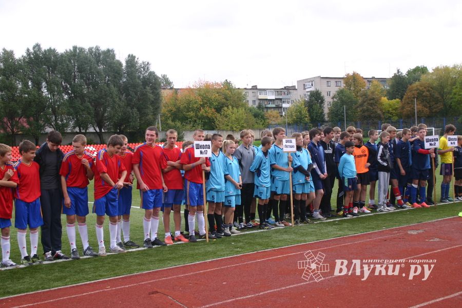 Награждение победителуй турнира по футболу памяти М.Ф. Хренова 
