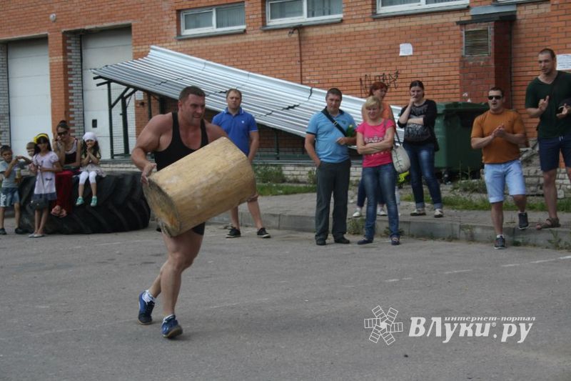 Сотрудник псковского отряда ОМОН победил в городских соревнованиях по силовому экстриму (фото)