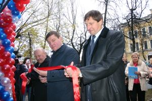 Глава города Великие Луки Виктор Волынцев, губернатор Псковской области Андрей Турчак, глава администрации города Николай Козловский перерезают красную ленточку