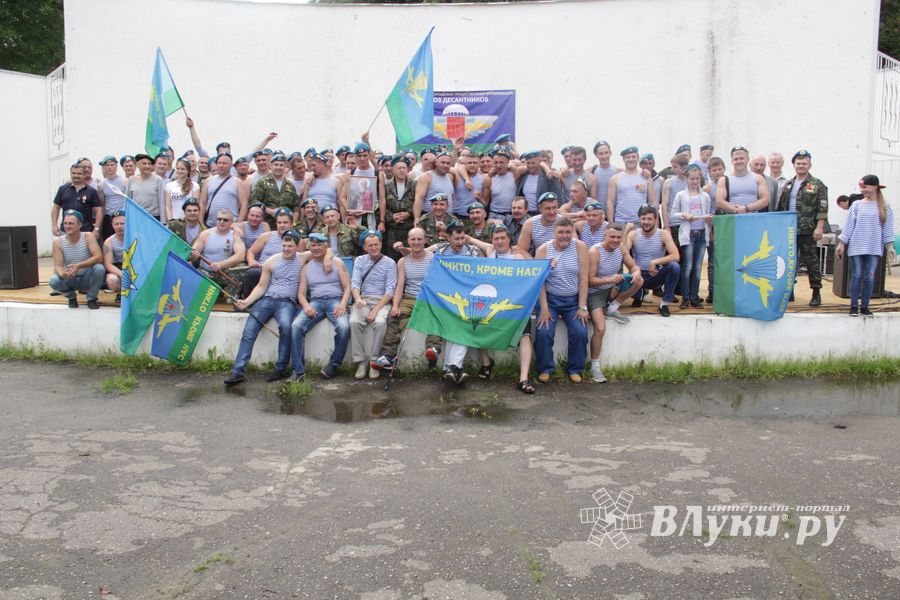 В Великих Луках отмечают День ВДВ (ФОТО)