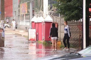 И плывем, и плаваем – Великие Луки после ливня (ФОТО)