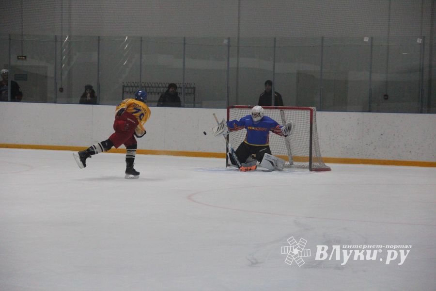 Два зоккейных матча прошли в Великих Луках в рамках Чемпионата города (ФОТО)