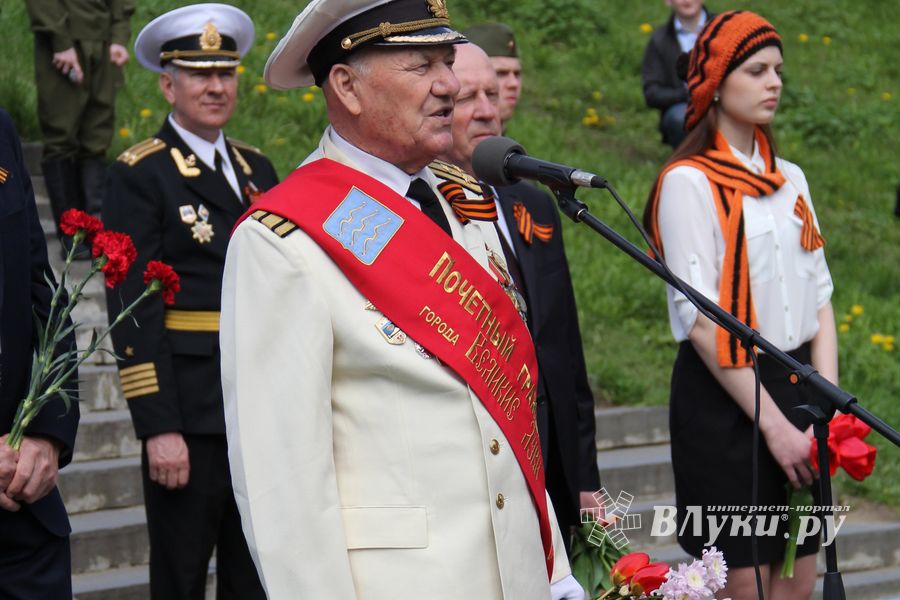 Парад Победы в Великих Луках (фото)