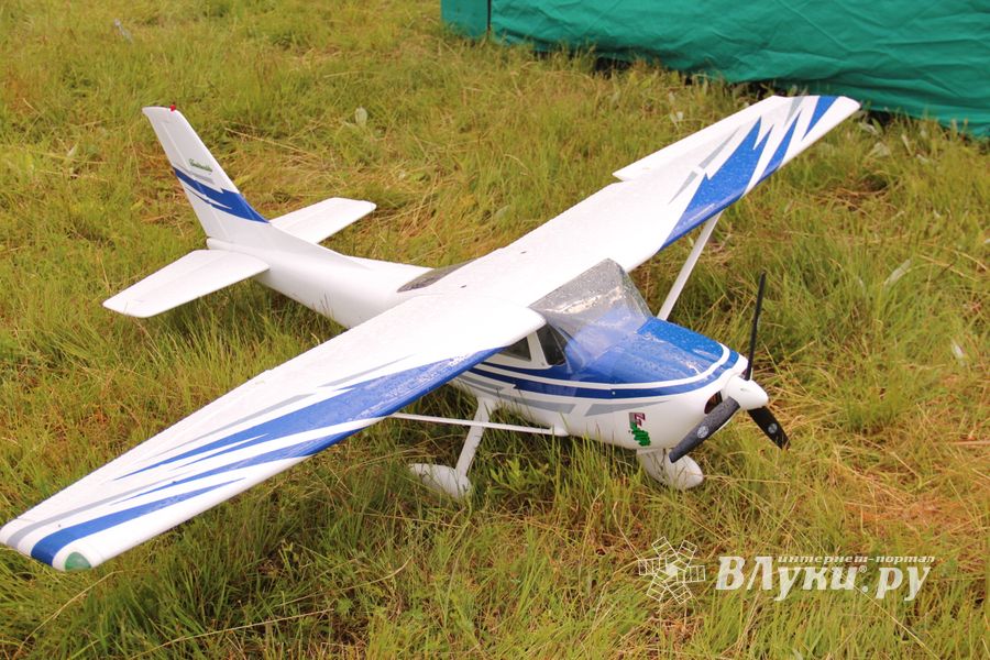 В Великих Луках проходит 7-й Фестиваль авиамодельного спорта (ФОТО)