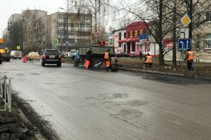 На проспекте Октябрьском в Великих Луках затруднено движение (ФОТО)