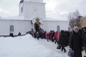 Великолучане запасаются святой водой (фото)