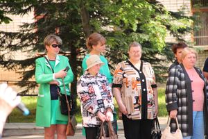 В Великих Луках прозвенели «последние» звонки (ФОТО)