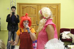 100 будущих первоклассников Великих Лук получили в подарок рюкзаки и школьные принадлежности