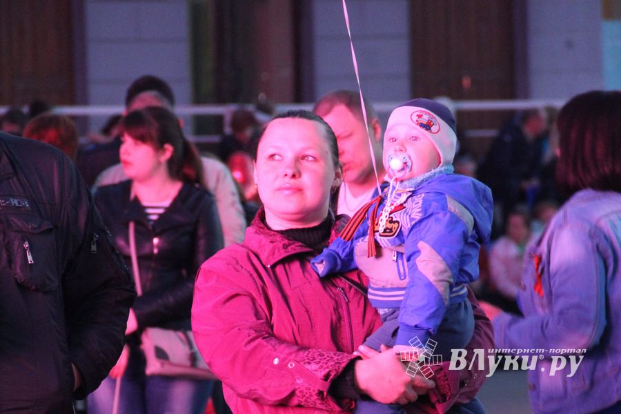​Праздничным концертом и салютом завершились празднования Дня Победы в Великих Луках (фото)