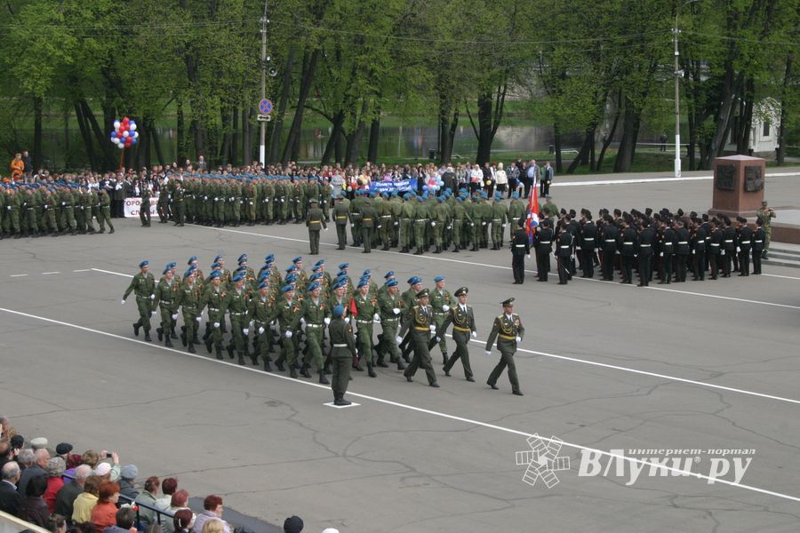 В Великих Луках прошел Военный парад