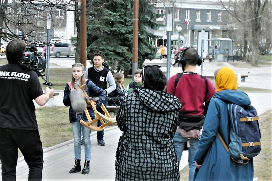 Великолукские школьники собрали макулатуру и снялись в фильме (ФОТО)