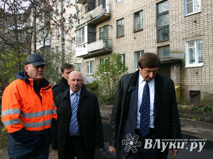 Глава администрации проследил за ходом ремонта дворовых территорий