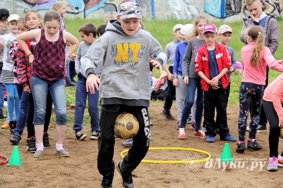 Ребята из пришкольных лагерей соревновались в «Весёлых стартах» (ФОТО)