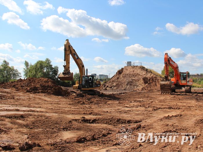  На месте строительства путепровода ведутся работы (фото)