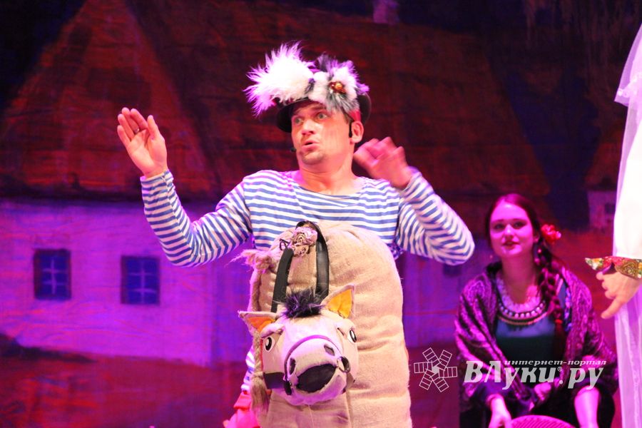 Кони стоят пьяные, хлопцы запряженные — в ГДК Ленина сыграли «Свадьбу в Малиновке» (ФОТО)