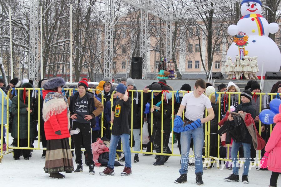 В Великих Луках прошел праздник Масленицы (ФОТО)